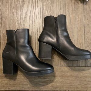 boc Lacey bootie black floral memory foam inners